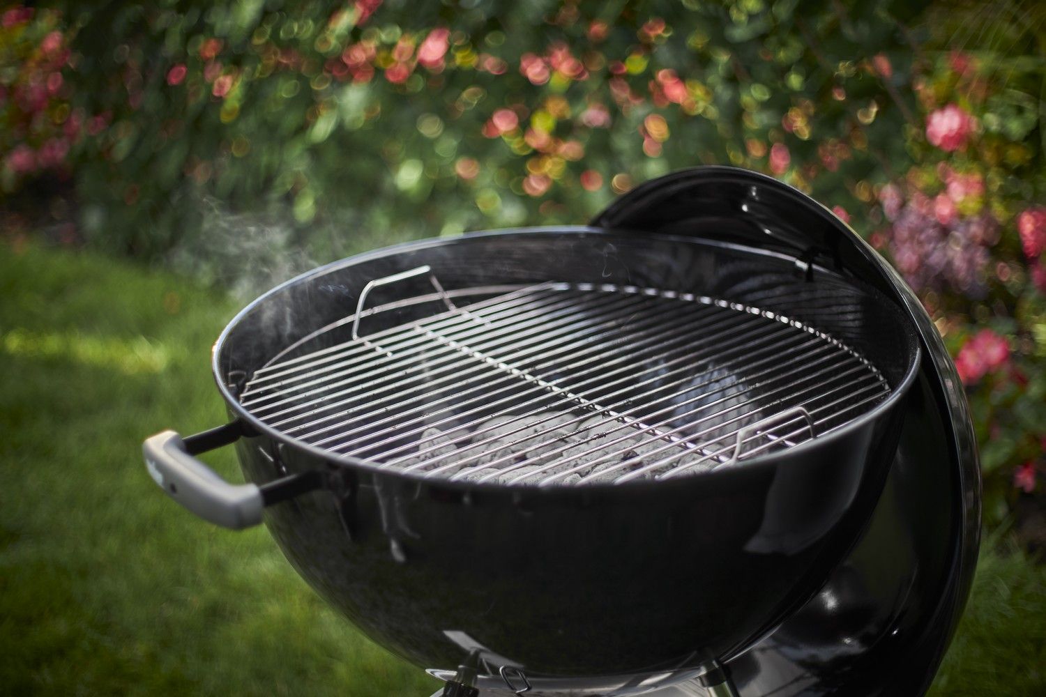 Grill węglowy rozpalony