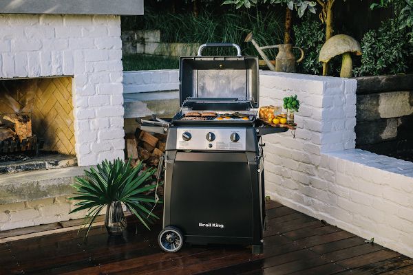 Mały grill gazowy Broil King - model Porta-Chef 320 na wózku