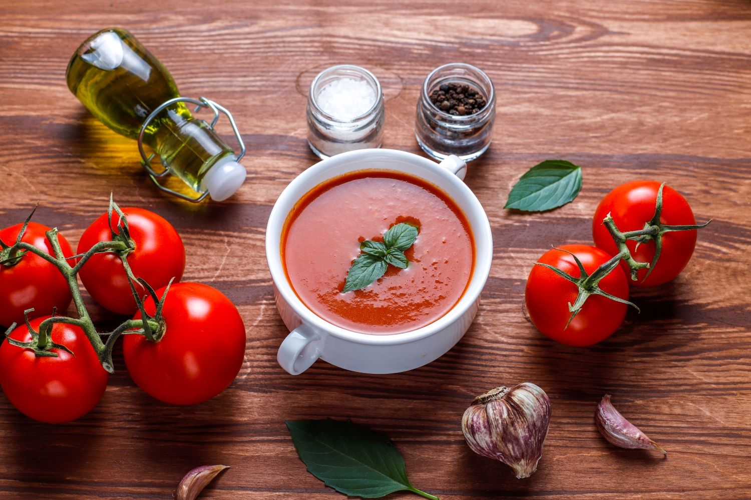 Gazpacho, świeże warzywa i oliwa