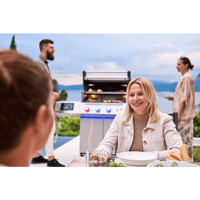 Grill gazowy Napoleon Prestige PRO 500 z palnikiem rożna i palnikiem bocznym Sizzle Zone (PRO500VXRSIBPSS-PL)