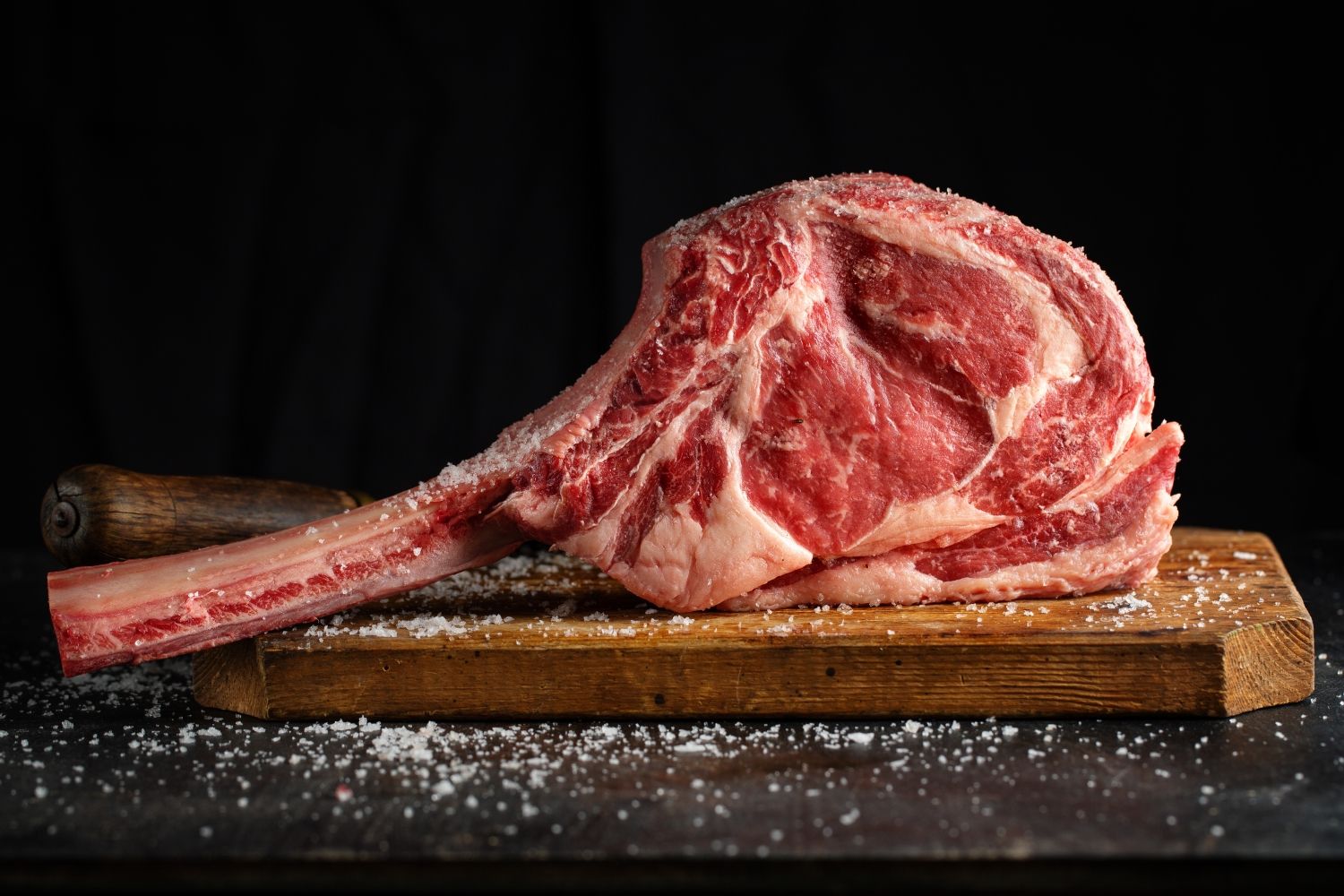 Surowy tomahawk stek 