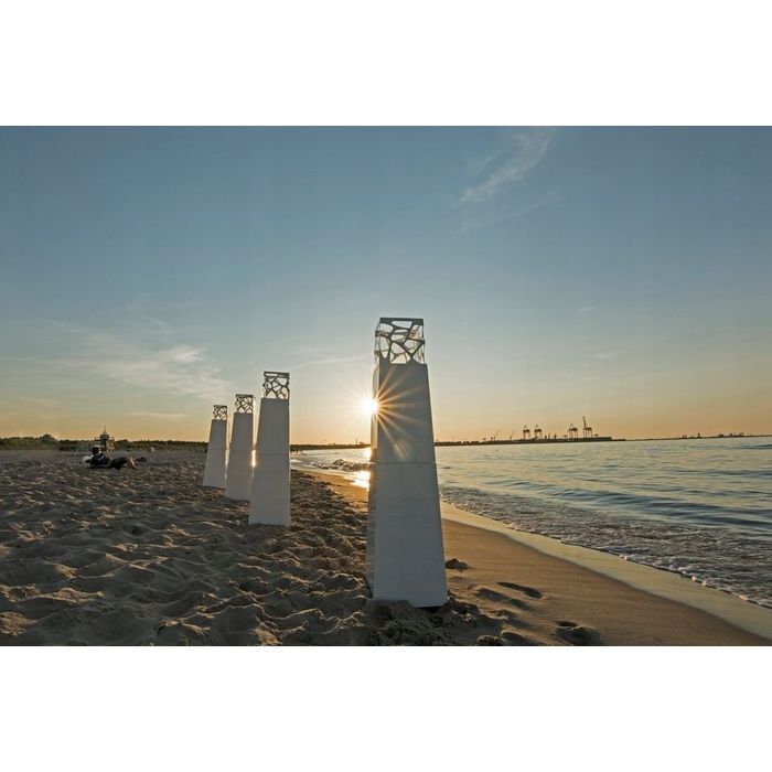 Kominki gazowe Pyramid Grey Planika na plaży