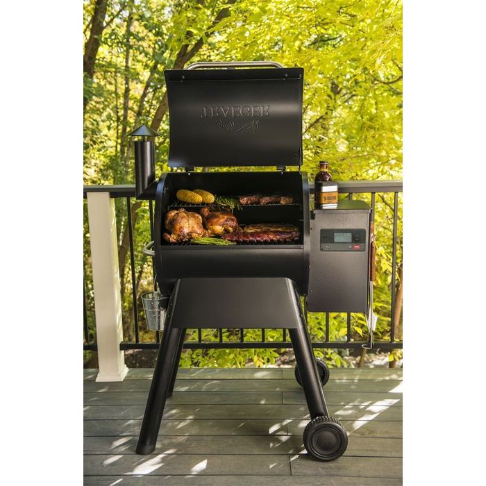 Grill na pellet PRO 575 (black) INT Traeger w trakcie grillowania