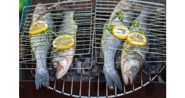 Jak grillować ryby? Zasady i akcesoria do grillowania