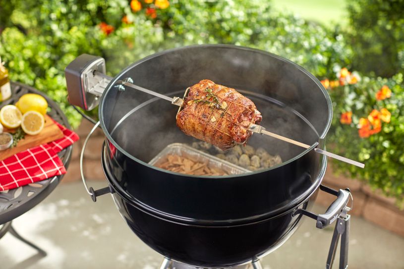 Wędzenie mięsa na rożnie obrotowym Weber