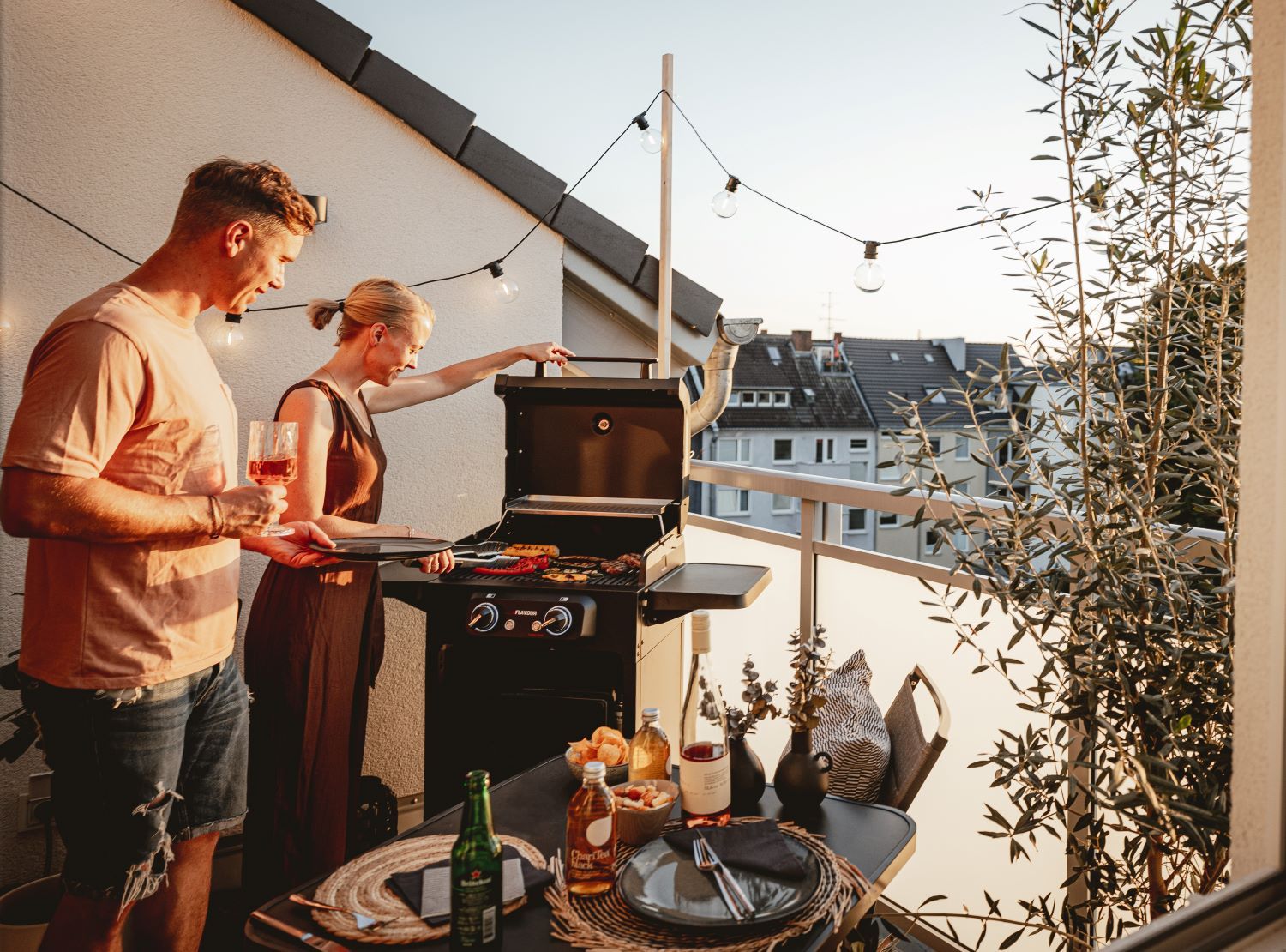Dlaczego warto wybrać grill elektryczny? Przewaga nad modelami gazowymi i węglowymi