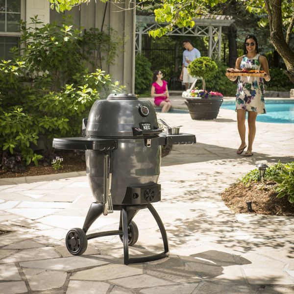 Grill węglowy Broil King KEG 500 w ogrodzie