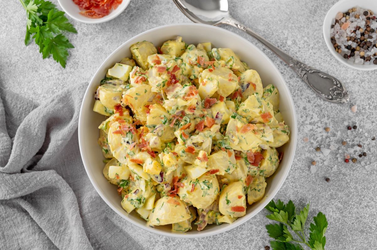 Dlaczego perfekcyjna sałatka ziemniaczana to sekret udanego grillowania na świeżym powietrzu?