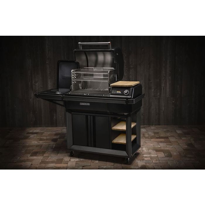 Timberline INT Traeger w wersji wolnostojącej z zabudowaną szafką i dużą powierzchnią roboczą.