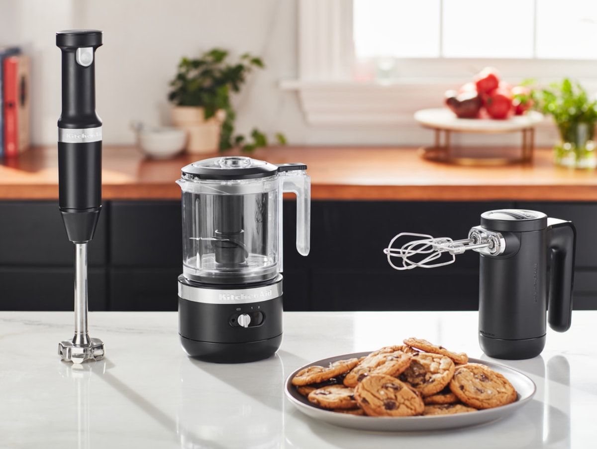 Blender ręczny i blender kielichowy, obok mikser 