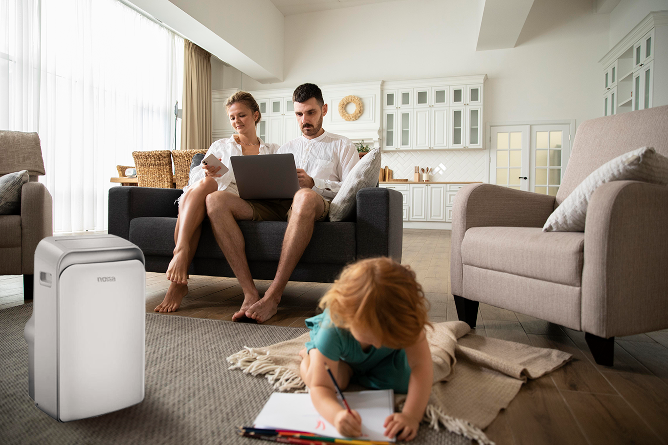 Rodzina w salonie z Midea klimatyzator przenośny NOXA NXP-35APO1-CA