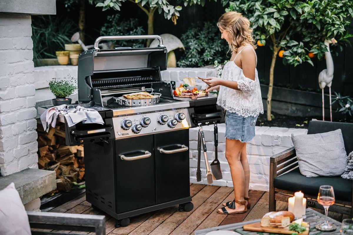 Grill gazowy Broil King na tarasie wielkość