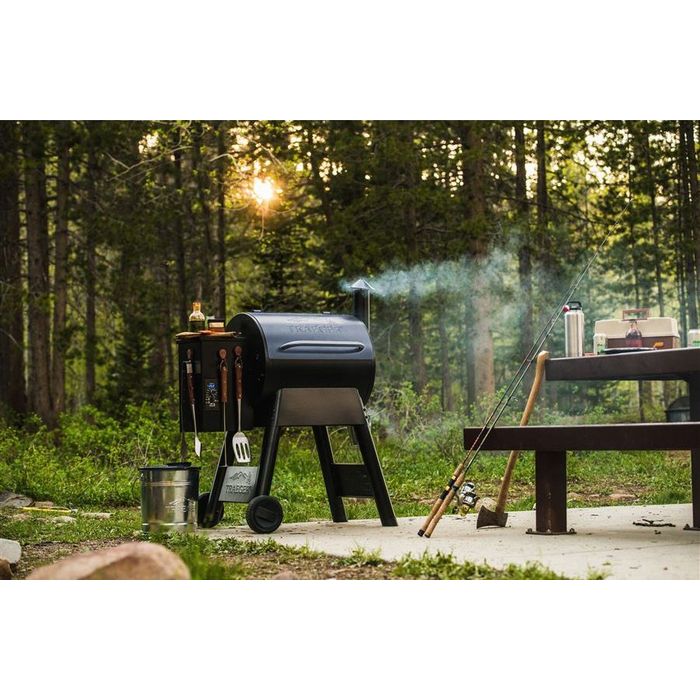 Grill na pellet PRO series 22 (blue) EU Traeger w ogrodzie