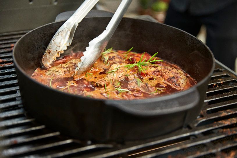 Duszenie na grillu w żeliwnym kociołku