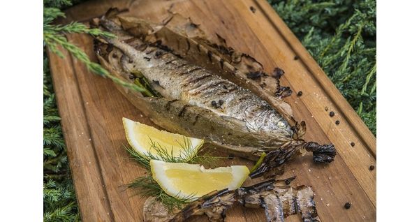 Pstrąg z grilla faszerowany aromatycznymi dodatkami