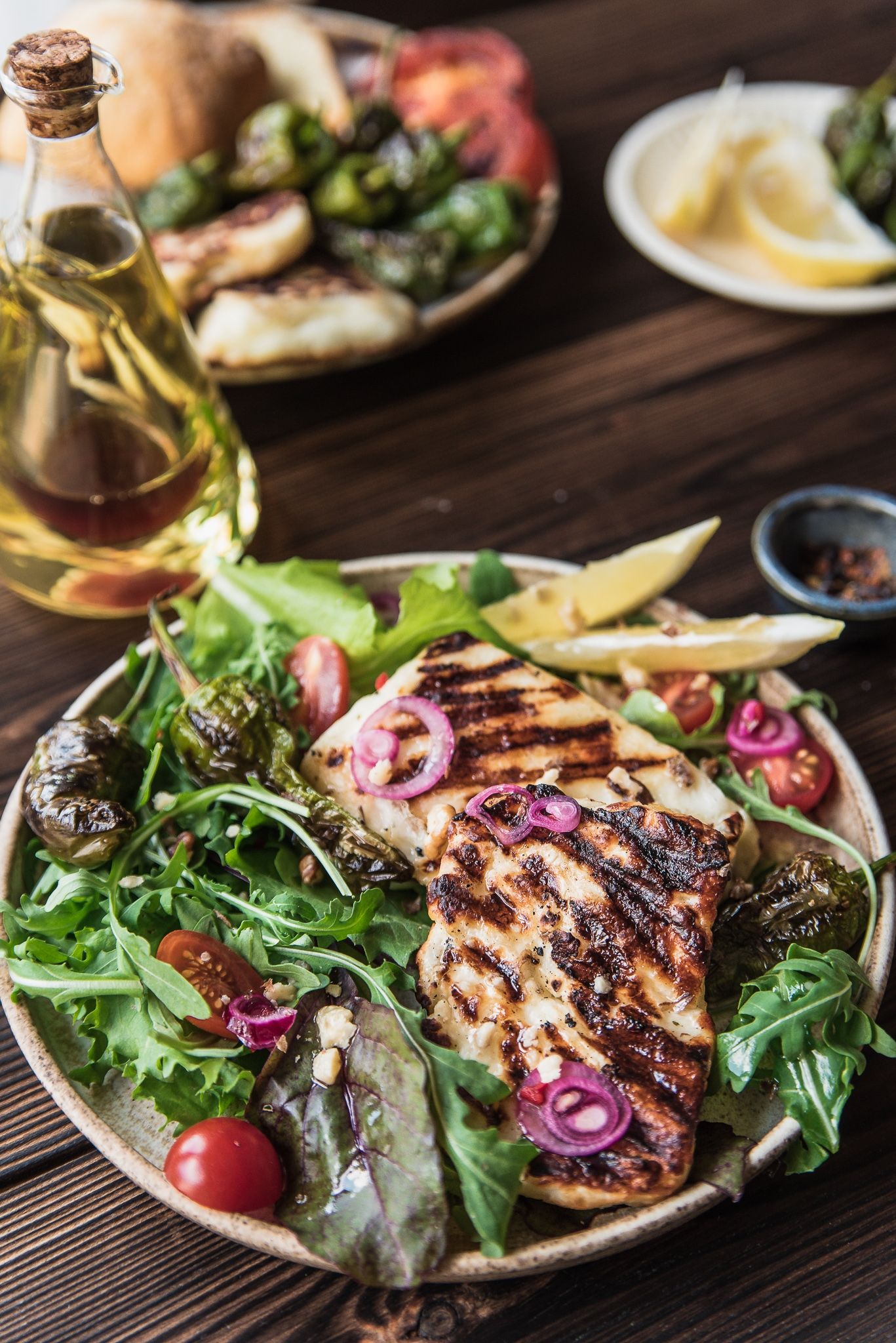 Sałatka z grillowanym serem halloumi