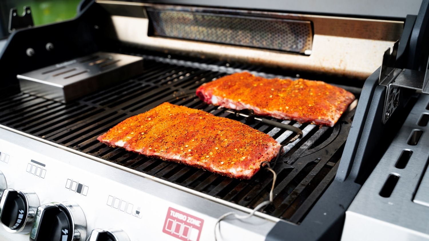 Duszenie żeberek wołowych na grillu