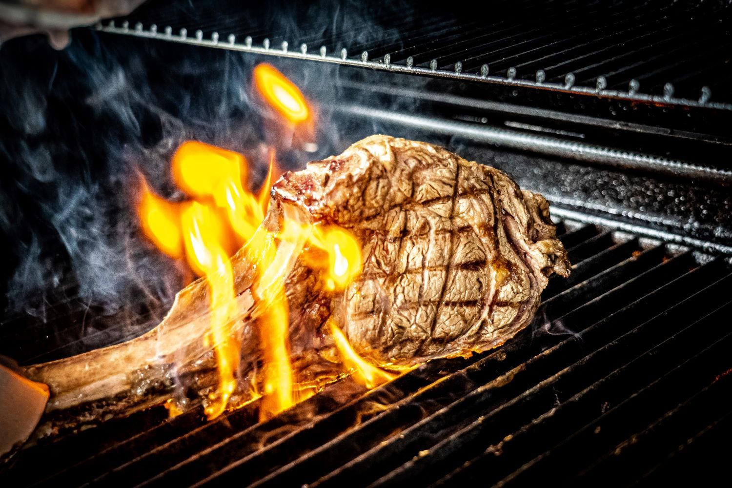 Stek Tomahawk na grillu i reakcja Maillarda