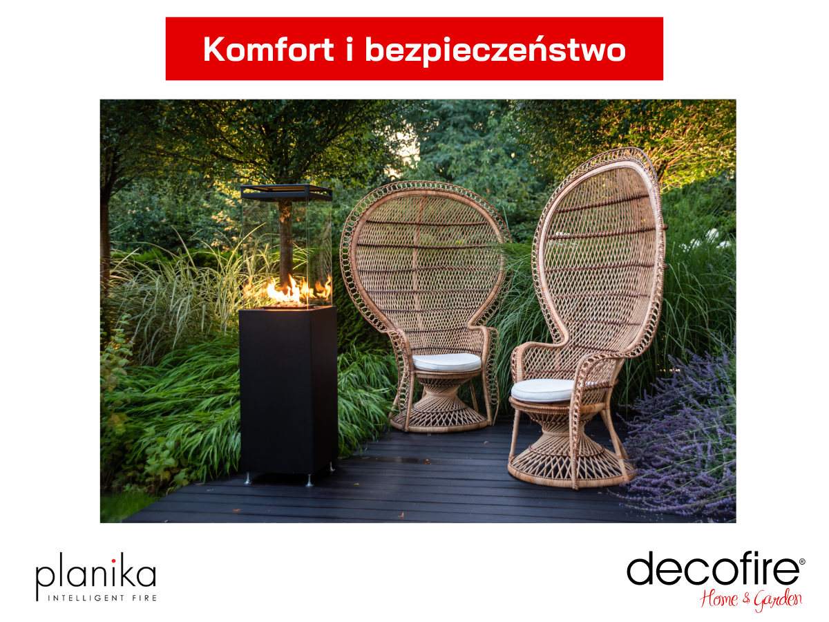 Kominek gazowy Lighthouse Planika czarny ustawiony obok foteli