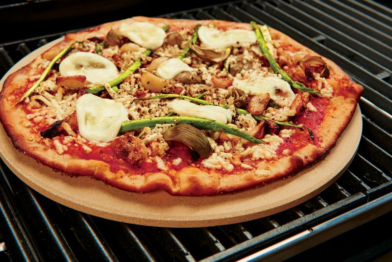 Pizza upieczona na kamieniu w grillu Broil King