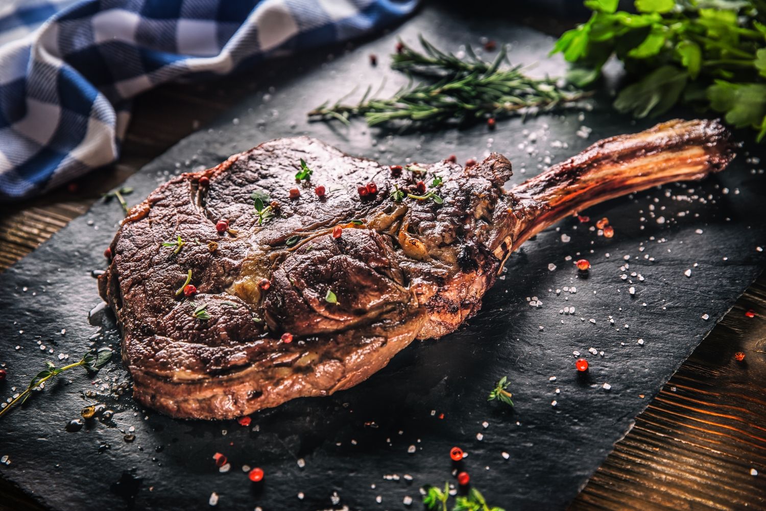 Grillowany stek tomahawk posypany ziolami