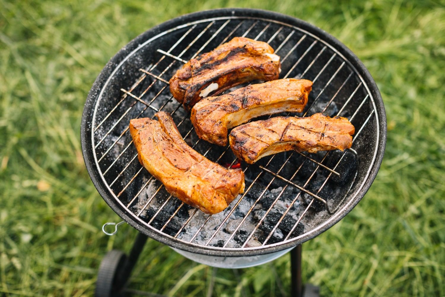 Przygotowywanie posiłku na grillu węglowym