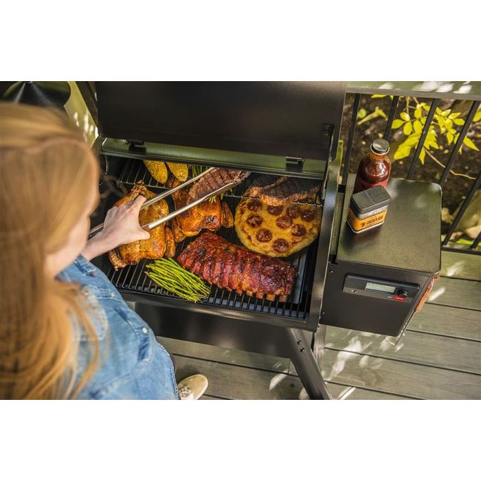 mięso na ruszcie grilla na pellet PRO 575 (black) INT Traeger
