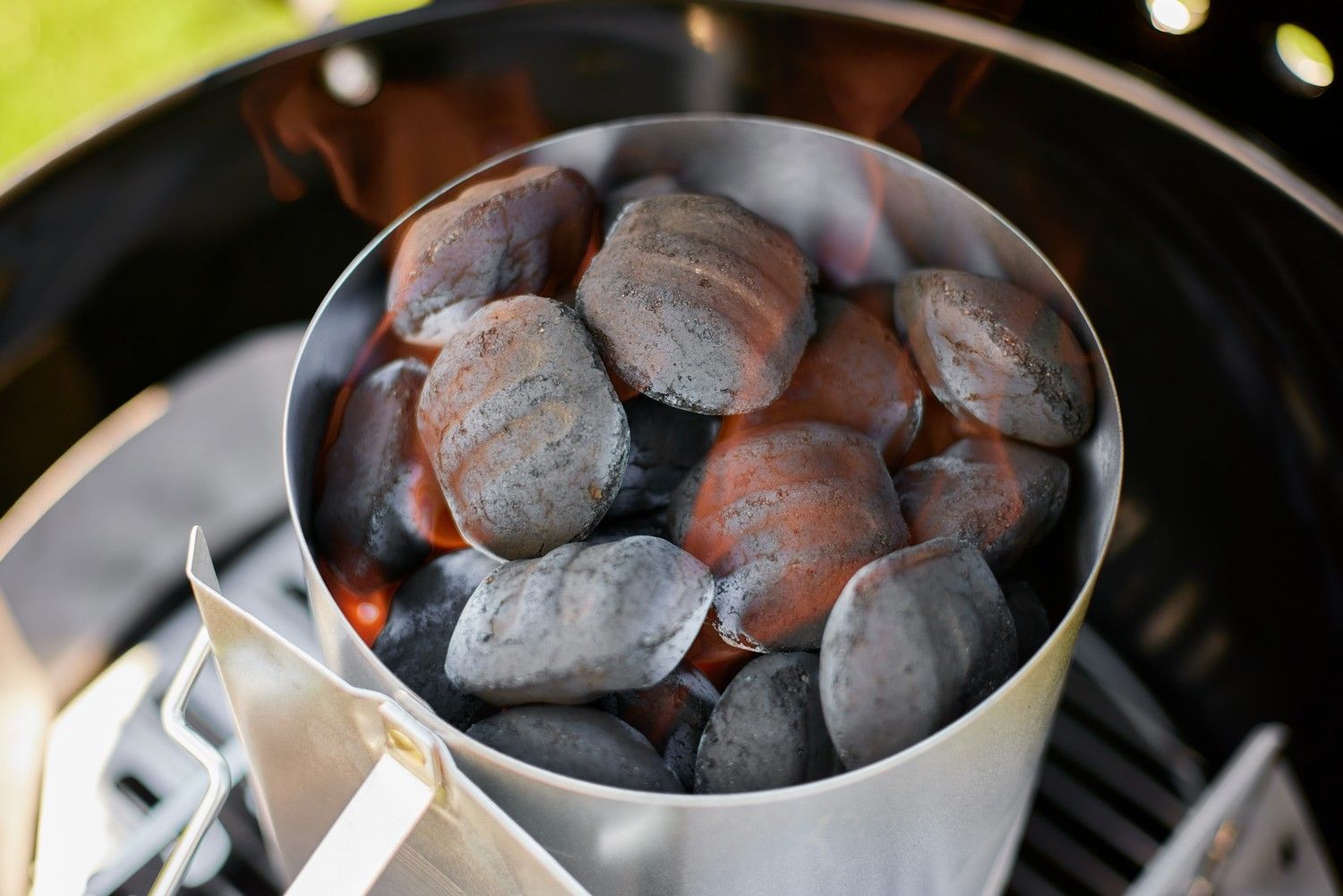 Brykiet w kominie na grillu węglowym