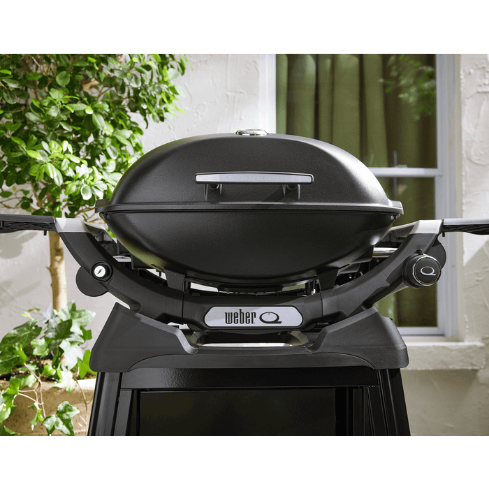 Grill gazowy Weber Q 2200N ze stolikami bocznymi i wózkiem Premium (1501105)