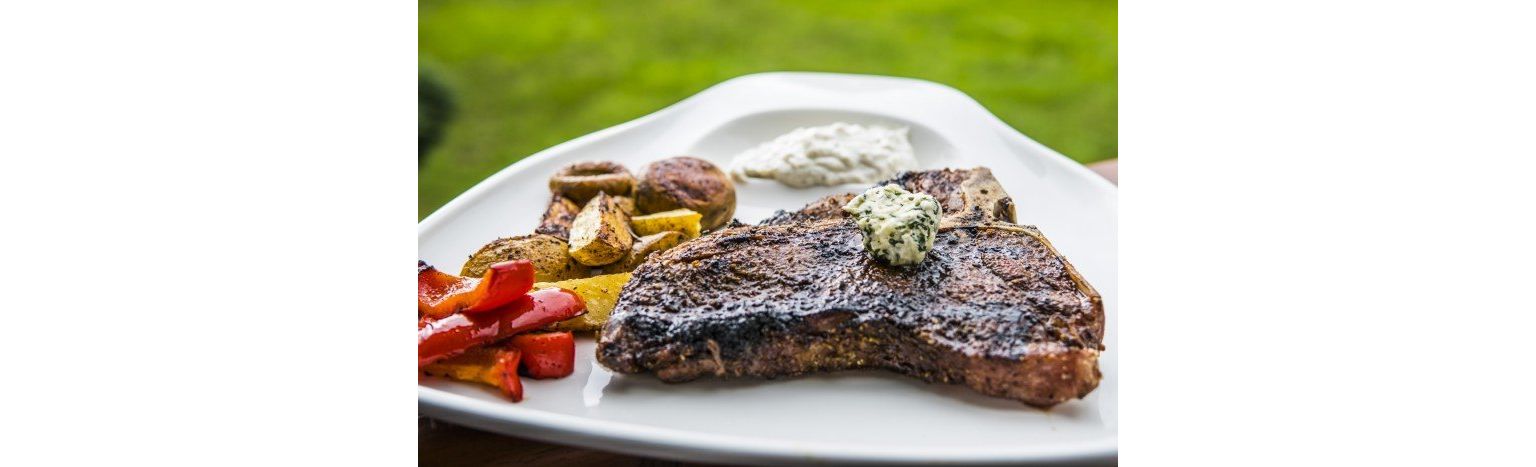 T-Bone Stek z grillowanymi warzywami i dipem na bazie grillowanego czosnku