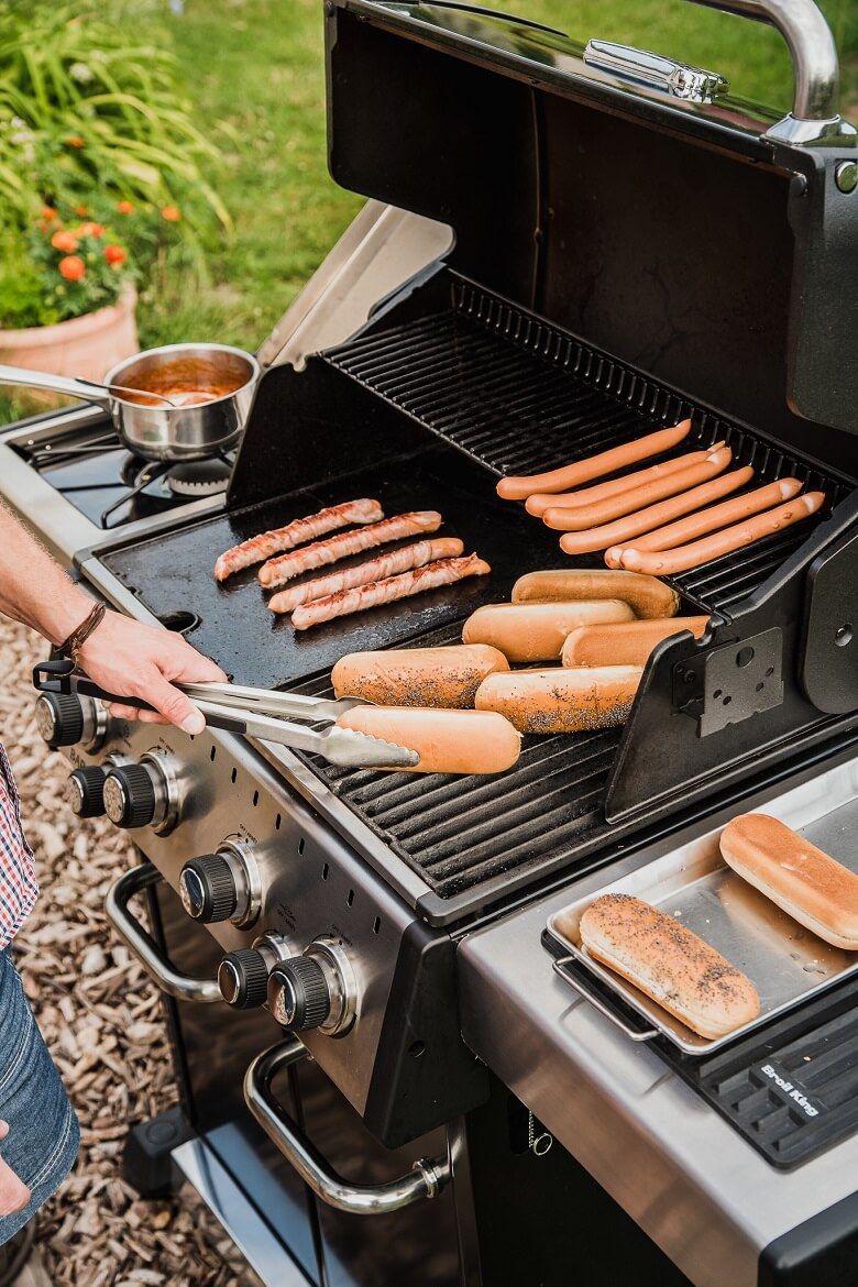 Hot dog z grilla w klasycznym amerykańskim stylu