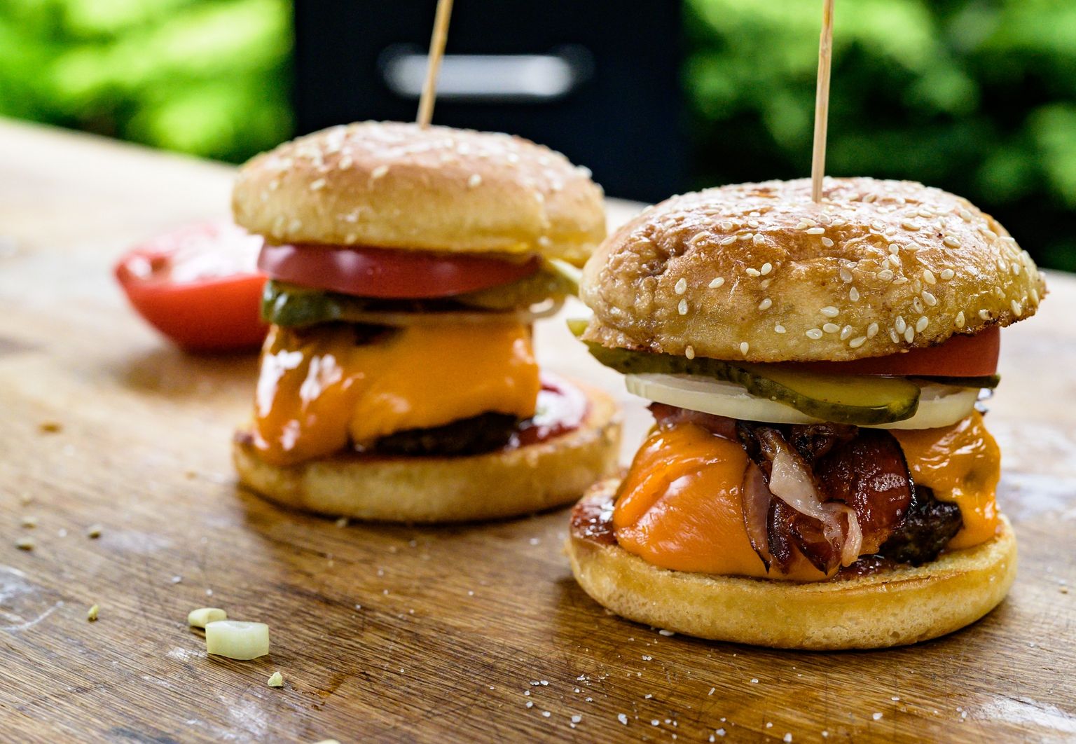 Domowy cheeseburger z grilla