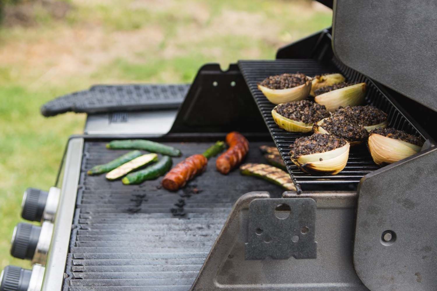 Kaszanka w cebuli na grillu gazowym Broil King
