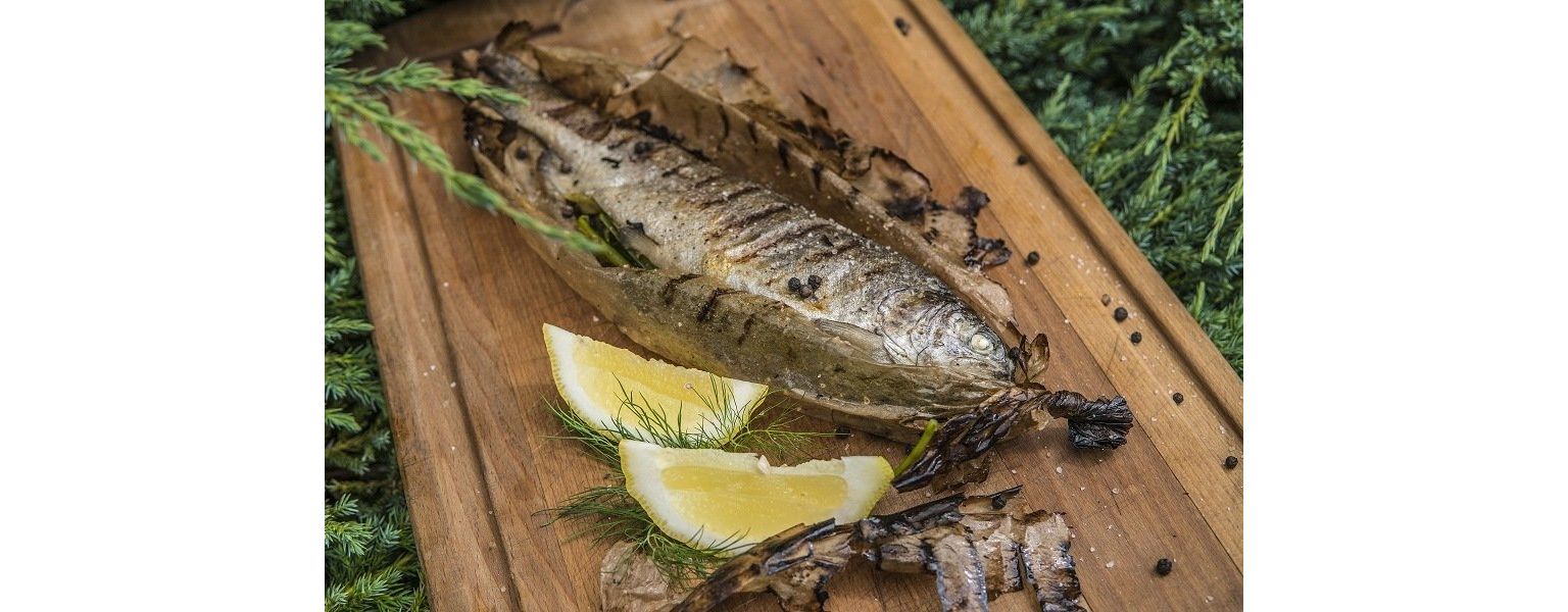 Pstrąg z grilla faszerowany aromatycznymi dodatkami
