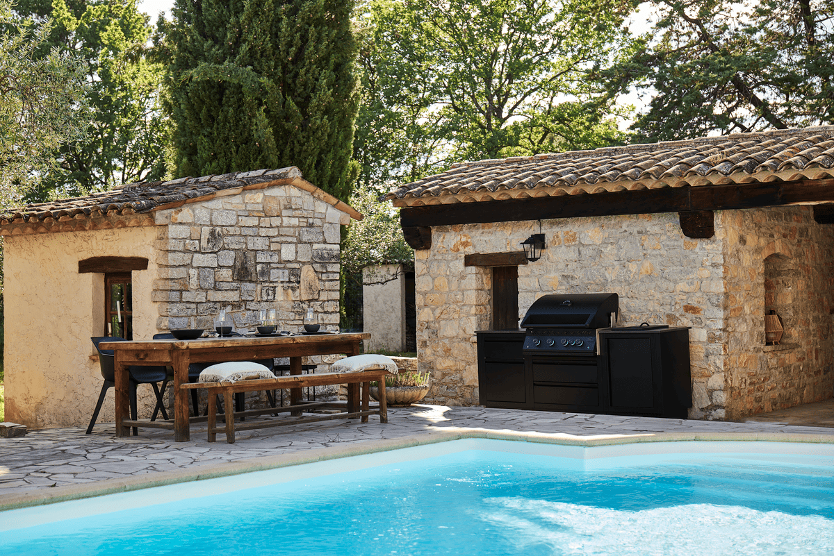 Kuchnia zewnętrzna grill gazowy OASIS™ 105 do zabudowy serii 700 32-calowy w ogrodzie