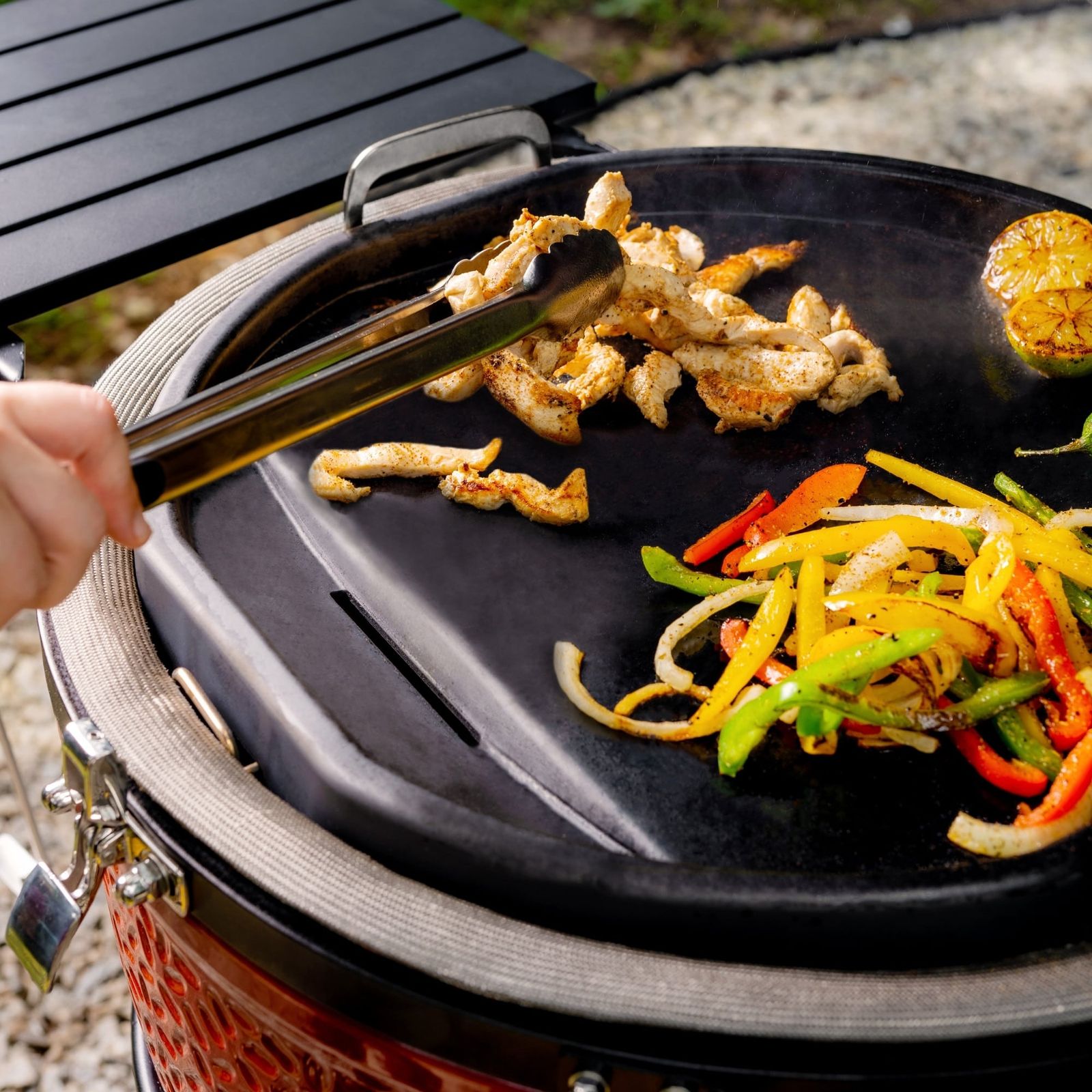 Opiekanie na grillu węglowym Kamado Joe