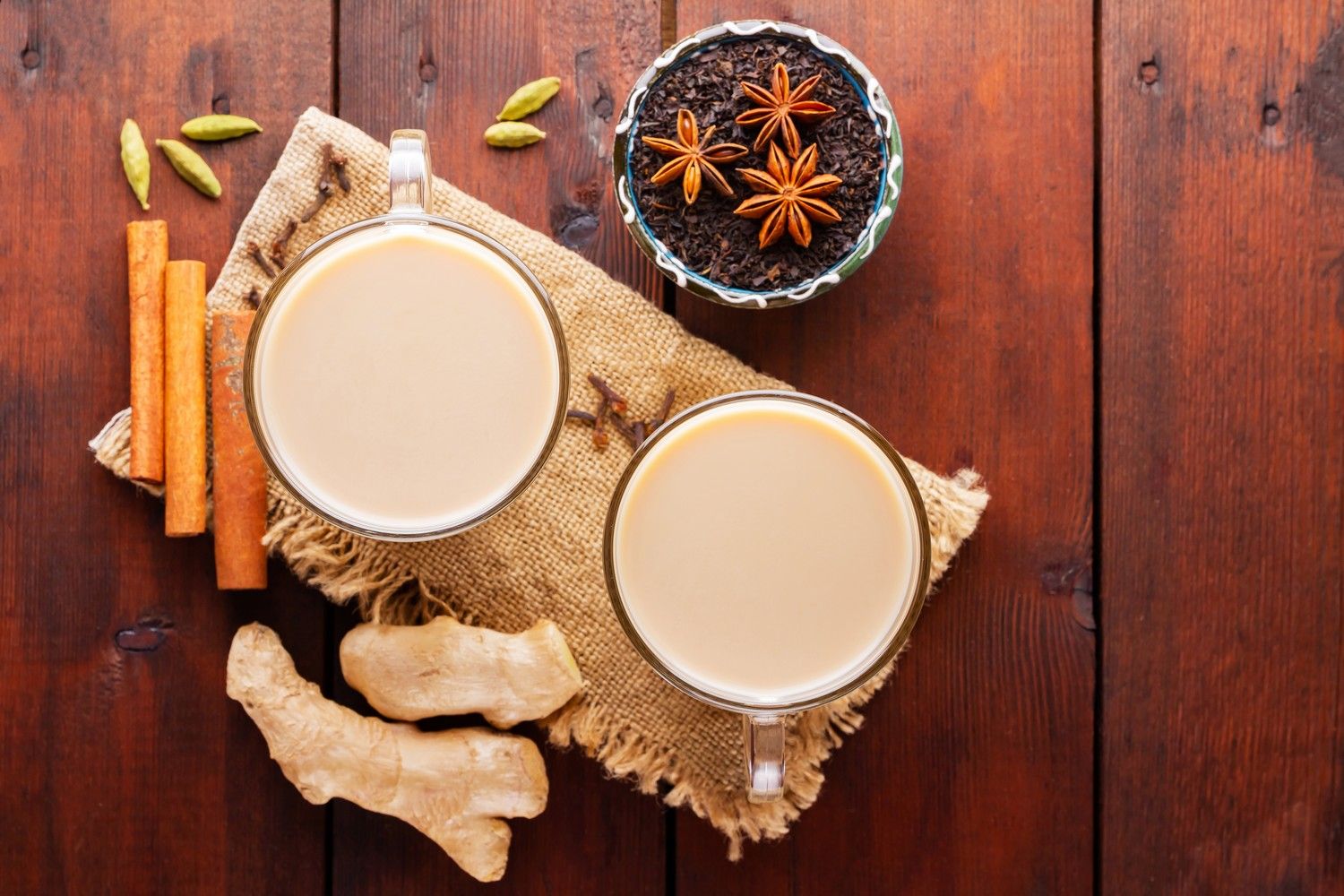 Chai Latte i korzenne przyprawy w tle