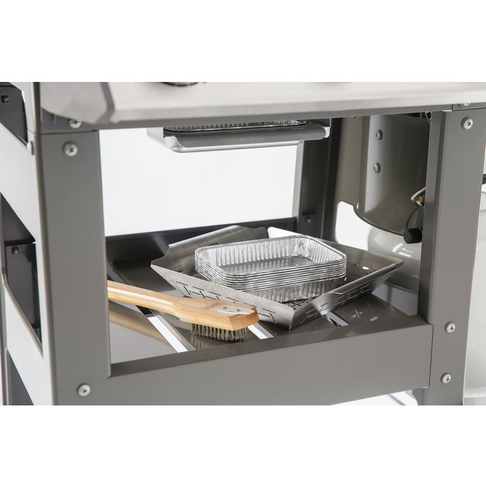 Dolna półka grilla Weber z aluminiowymi foremkami oraz szczotką do czyszczenia rusztu. 