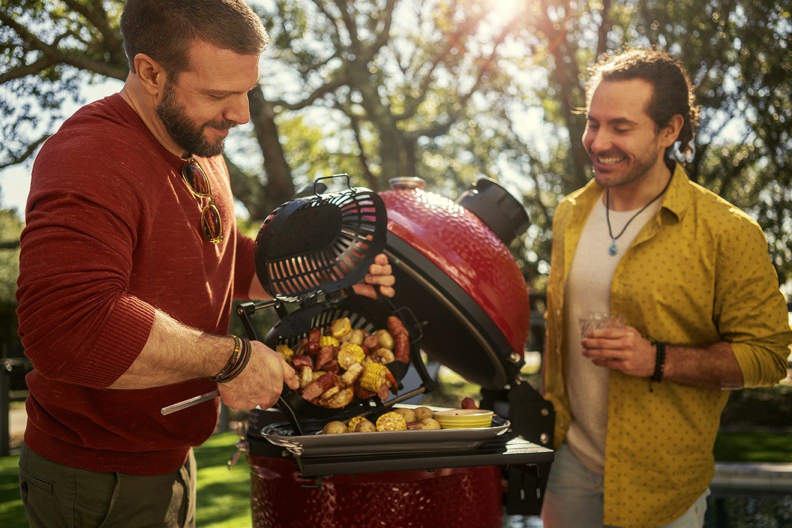 Grillowanie na ceramicznym grillu węglowym Kamado Joe