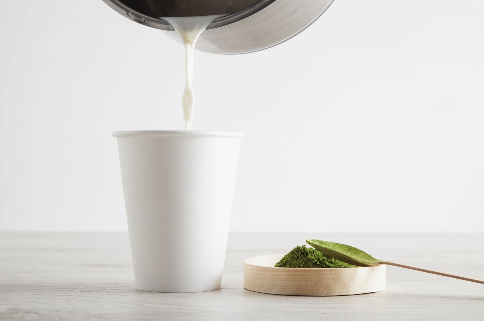 Należy podgrzać i spienić mleko a następnie dodać do matcha