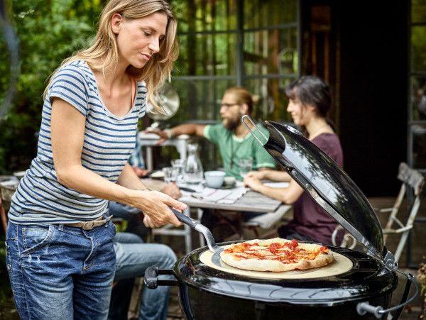 Pizza na kulistym grillu Master-Touch GBS Weber