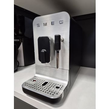 OUTLET Ekspozycja Smeg Ekspres automatyczny z dyszą spieniającą 50's style Czarny (BCC02BLMEU)