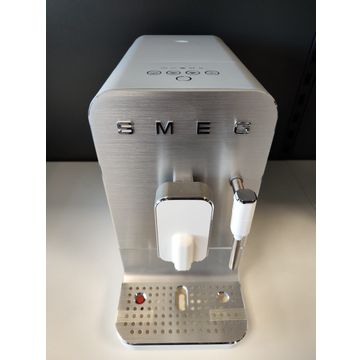 EKSPOZYCJA - Smeg Ekspres automatyczny z dyszą spieniającą 50's style Biały (BCC02WHMEU) - OUTLET