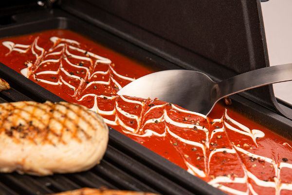 Żeliwny wok z systemu Do More do grilli Broil King - możliwość przyrządzenia płynnych dań