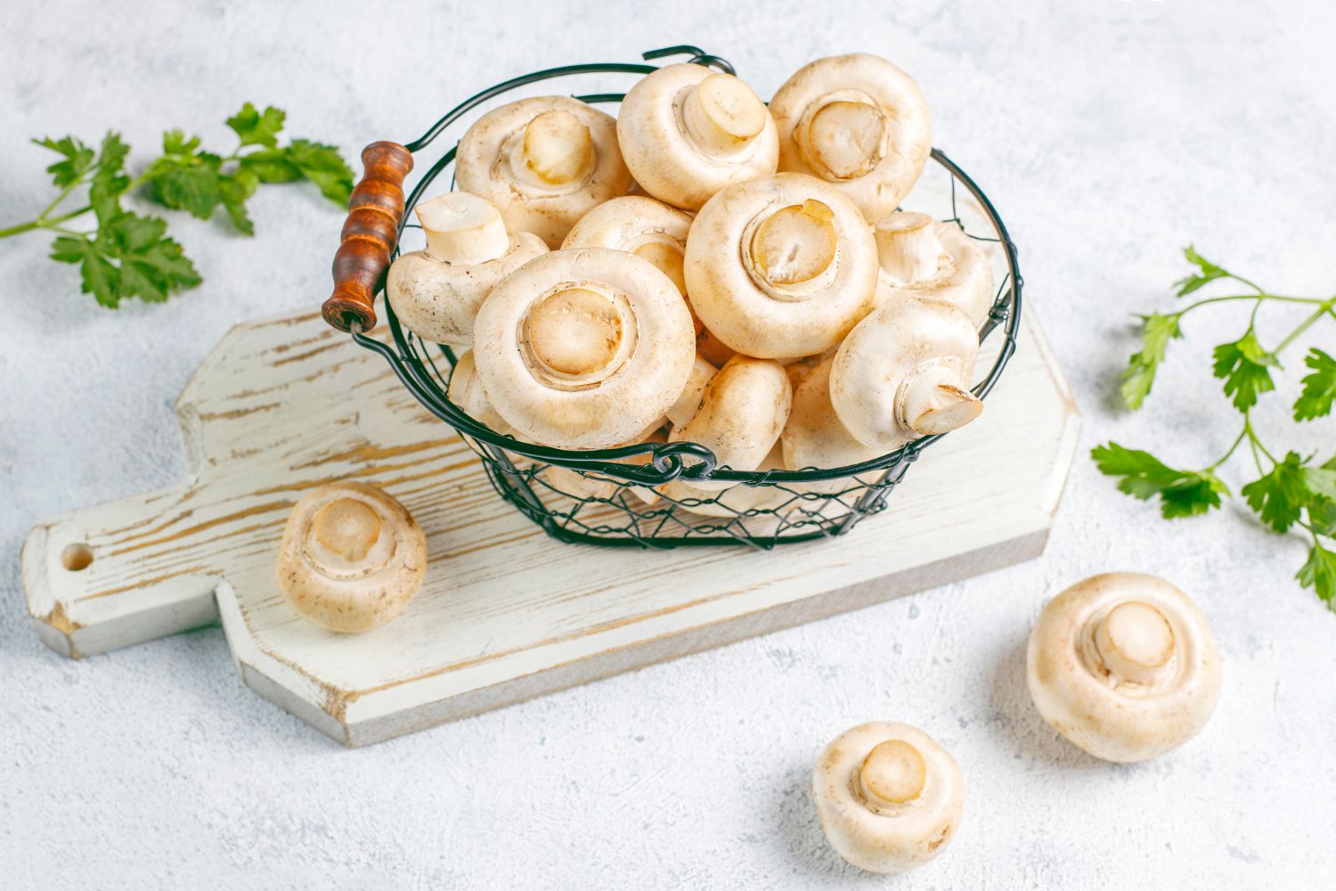 Świeże pieczarki w koszyku