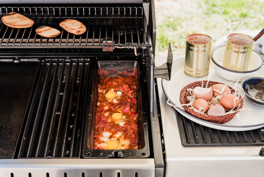 Szakszuka przygotowana na grillu gazowym - pieczenie