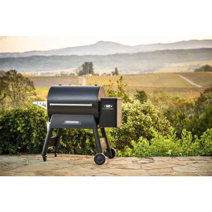 Grill na pellet Ironwood 885 INT + Pellet Sensor Traeger w plenerze
