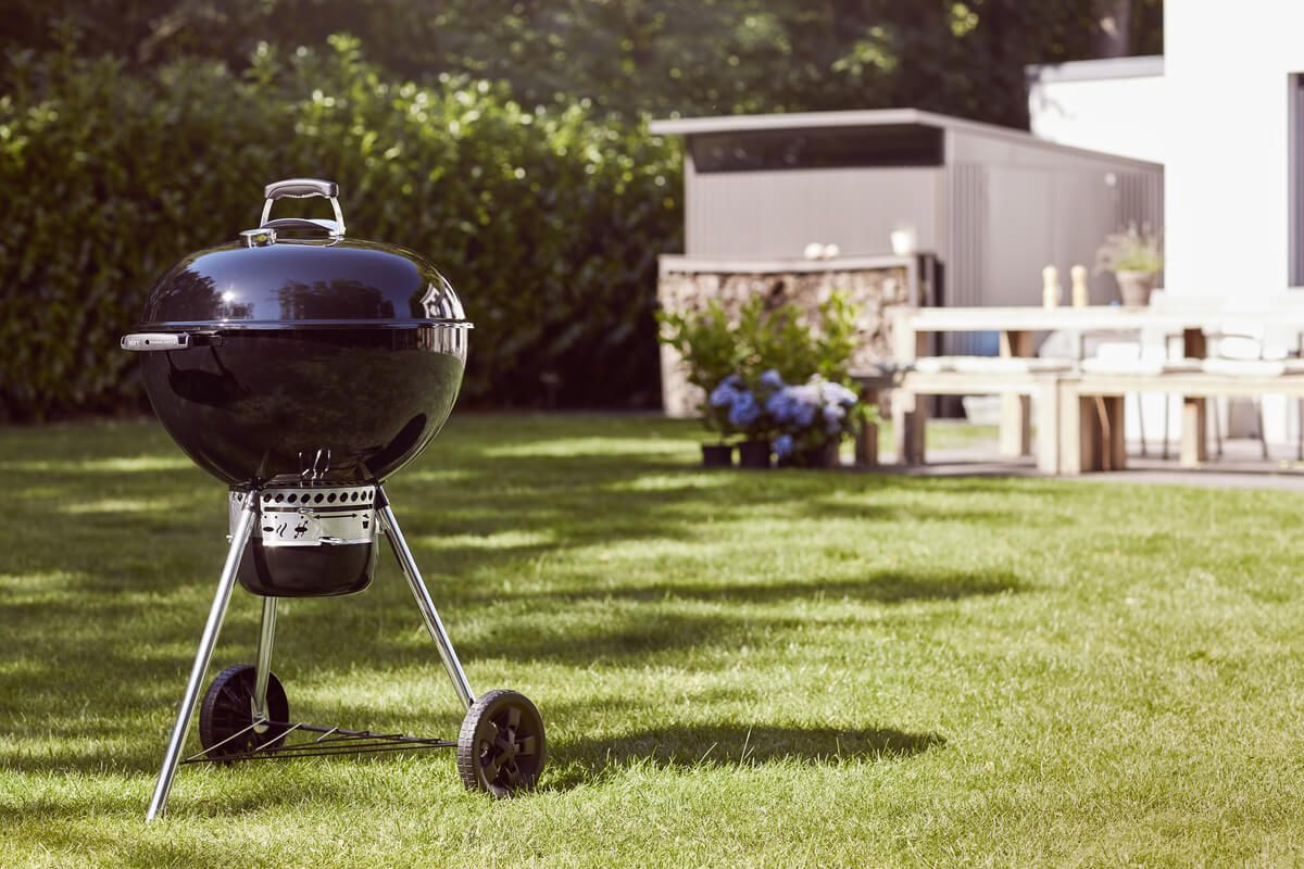 Grill węglowy Weber Original Kettle One-Touch E-5730 w ogrodzie