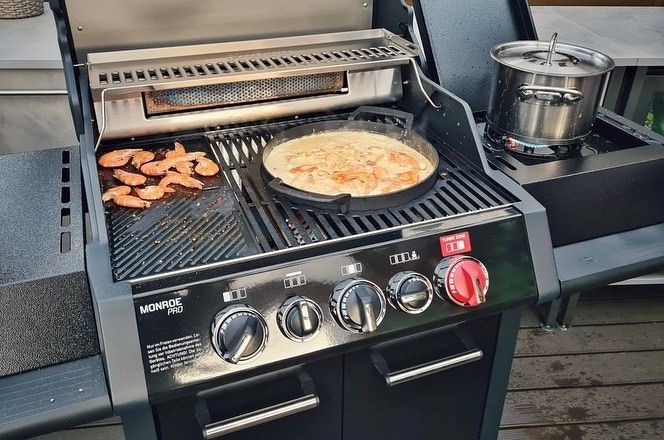 Przygotowanie sosu i krewetek na grillu gazowym Enders