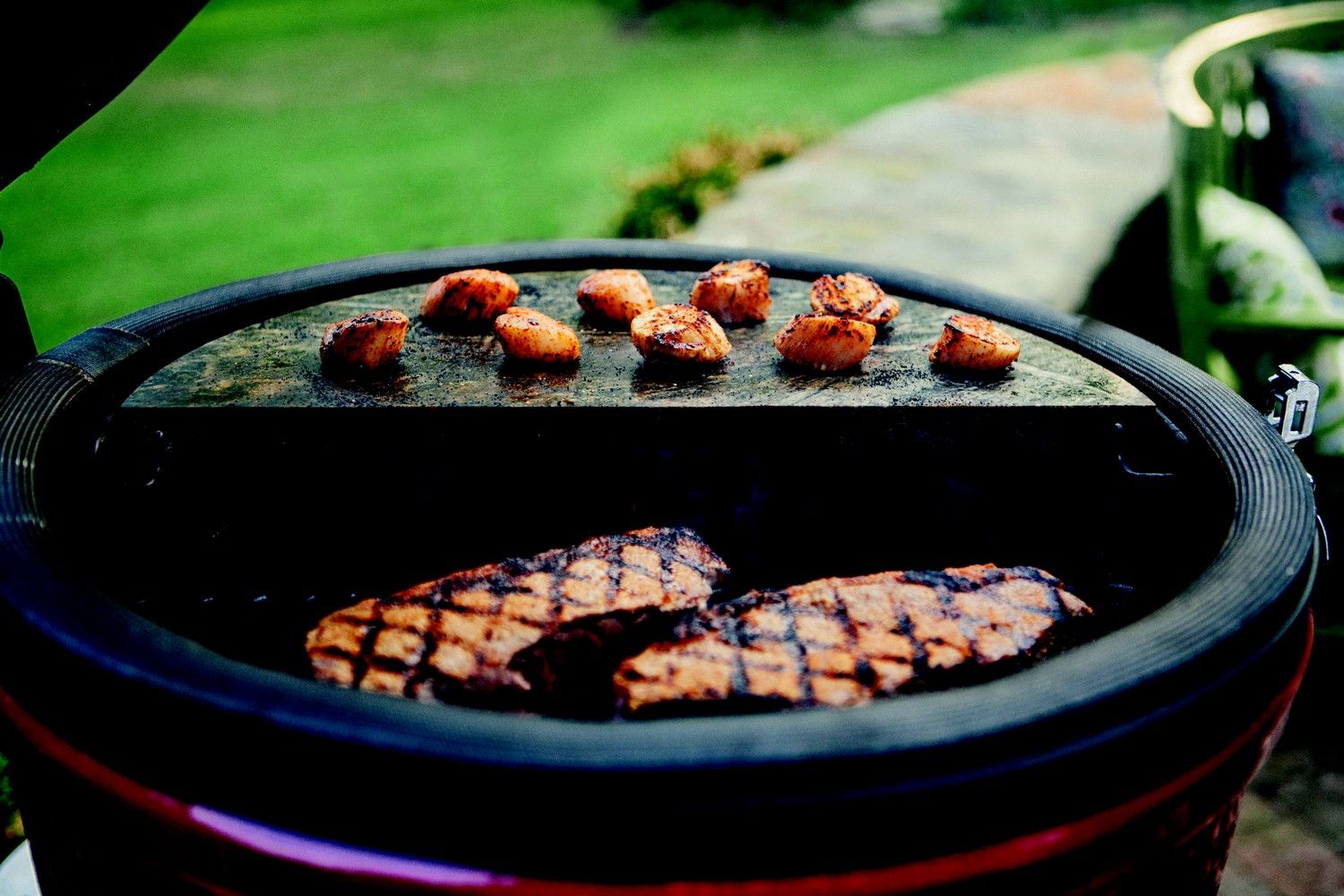 Płyta steatytowa zamontowana na grillu Kamado Joe